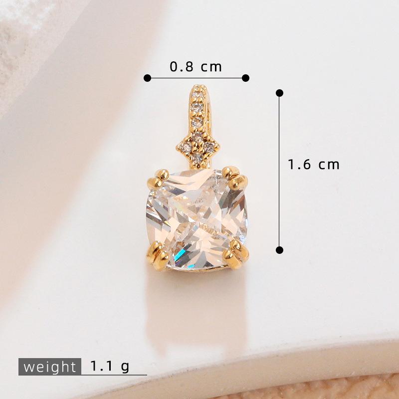 Изысканная трехмерная подвеска из белого золота с блестящим изумрудным цирконом