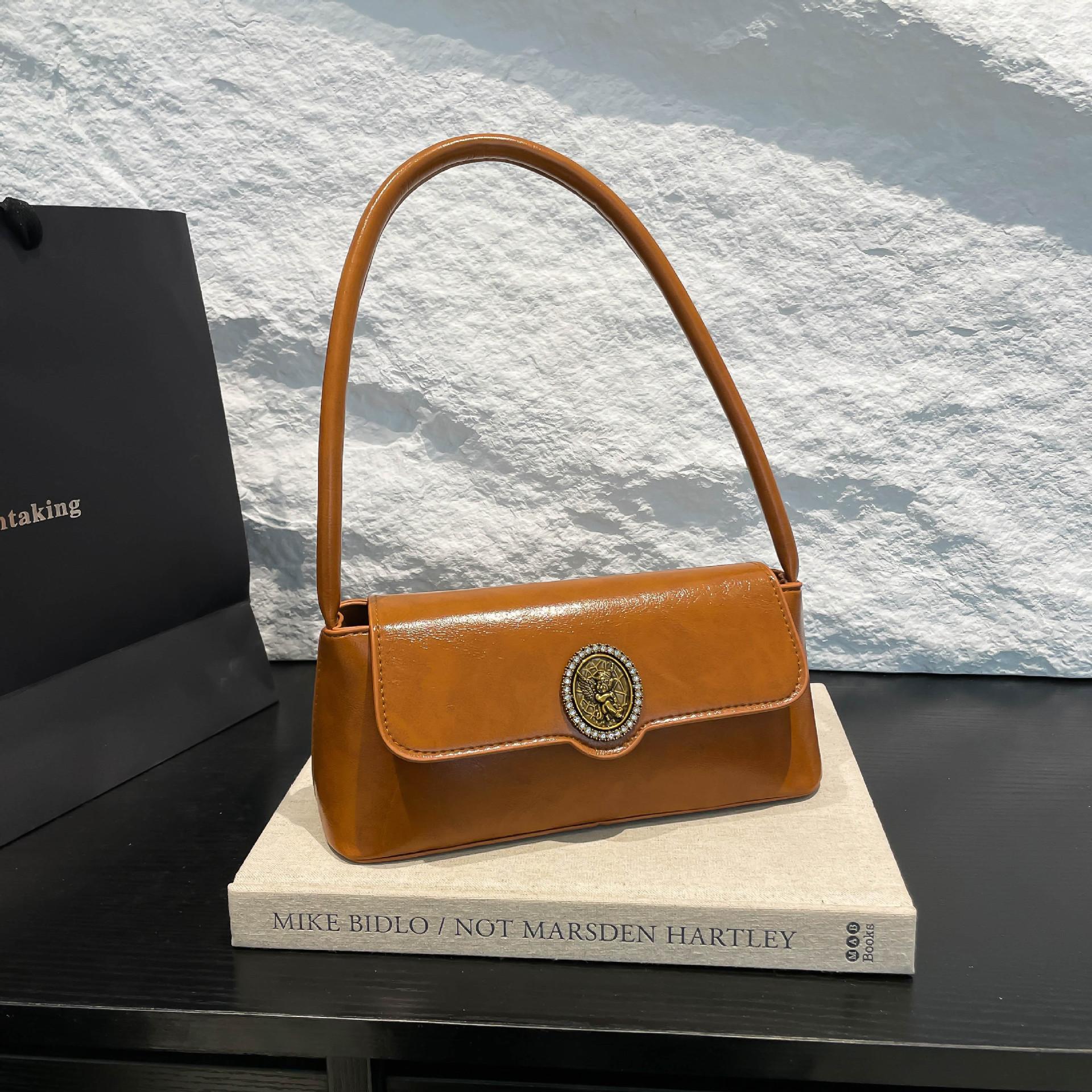 

Нишевая большая вместимость 2025 досуг и поездки на работу в этом году популярная модная сумка под мышкой женская сумка через плечо трендовая маленькая квадратная сумка