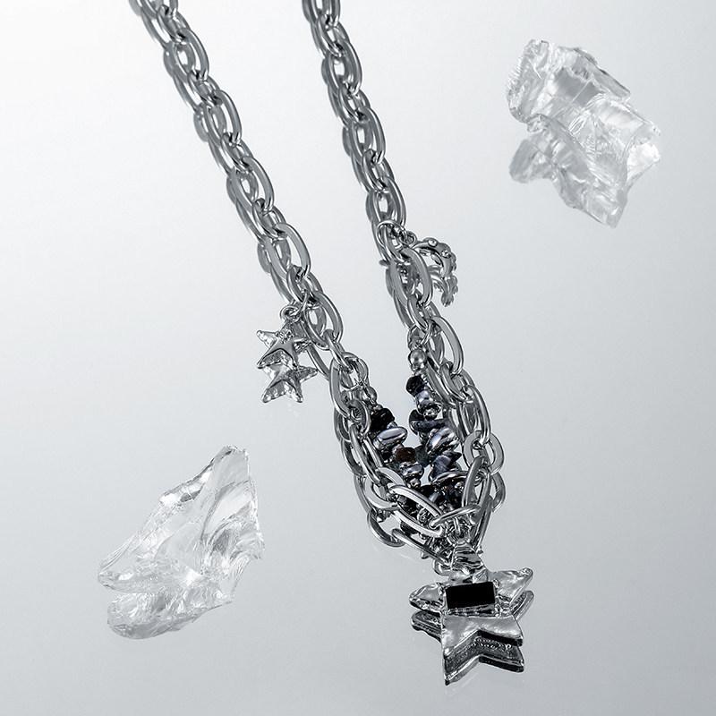 Niche Star Pendant Necklace for Girls: Elegant Clavicle Chain with a High-End, Luxurious Design