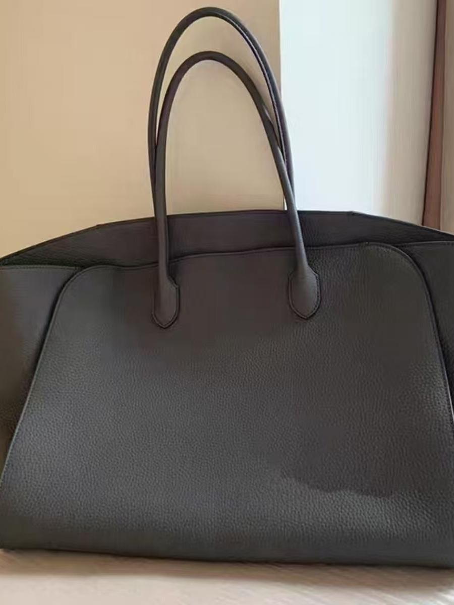

The new trendy tote bag has the same simple women s bag, commuting long-handled tote, large-capacity single shoulder versatile.
