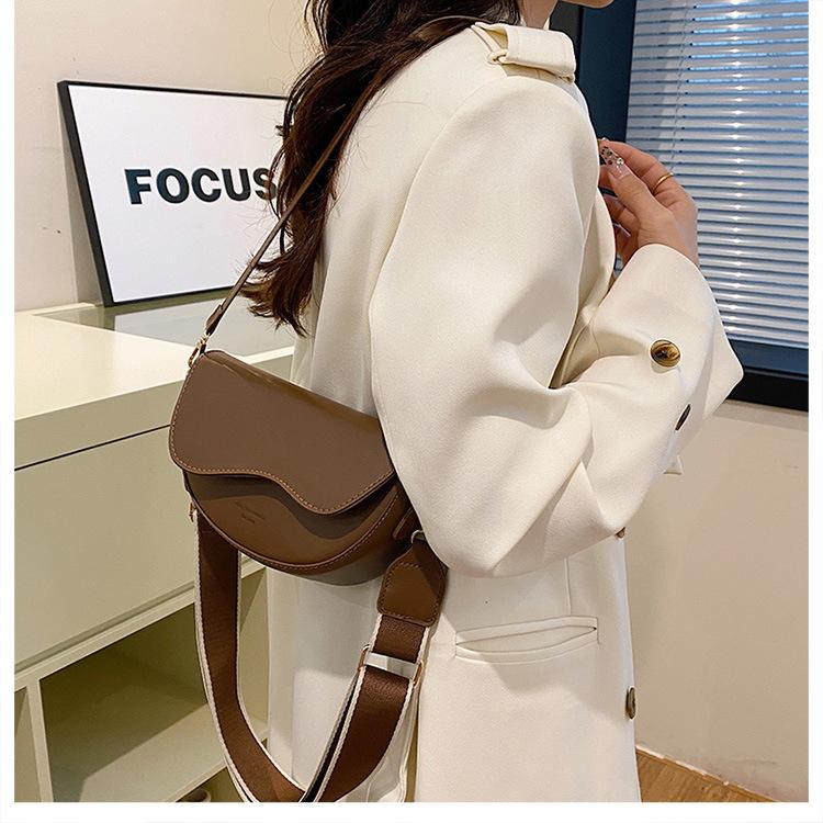 Retro Minimalist Saddle Bag for Women 2026 New Fashion Wide Strap Shoulder Crossbody Purse CLE