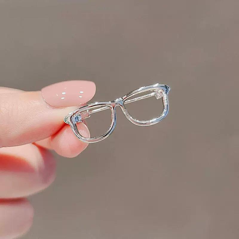 

Милая брошь в виде очков с вырезами в японском стиле, Металлическое чувство дизайна, Нишевый значок, Персонализированная булавка на воротник, Застежка-антиблик серебряный