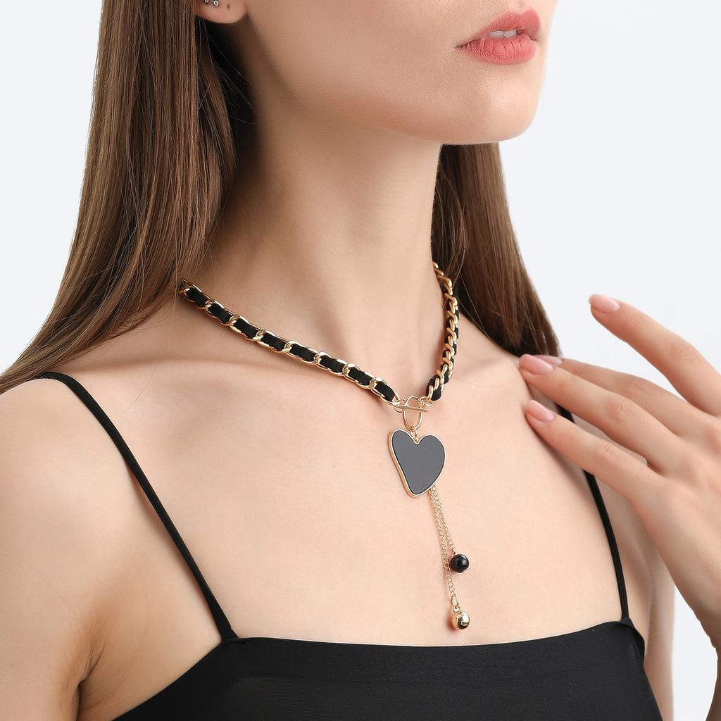 A Black Heart-shaped Mother-of-pearl Necklace Wrapped In Velvet, A Cold And Elegant Female Collarbone Chain With Tassels.