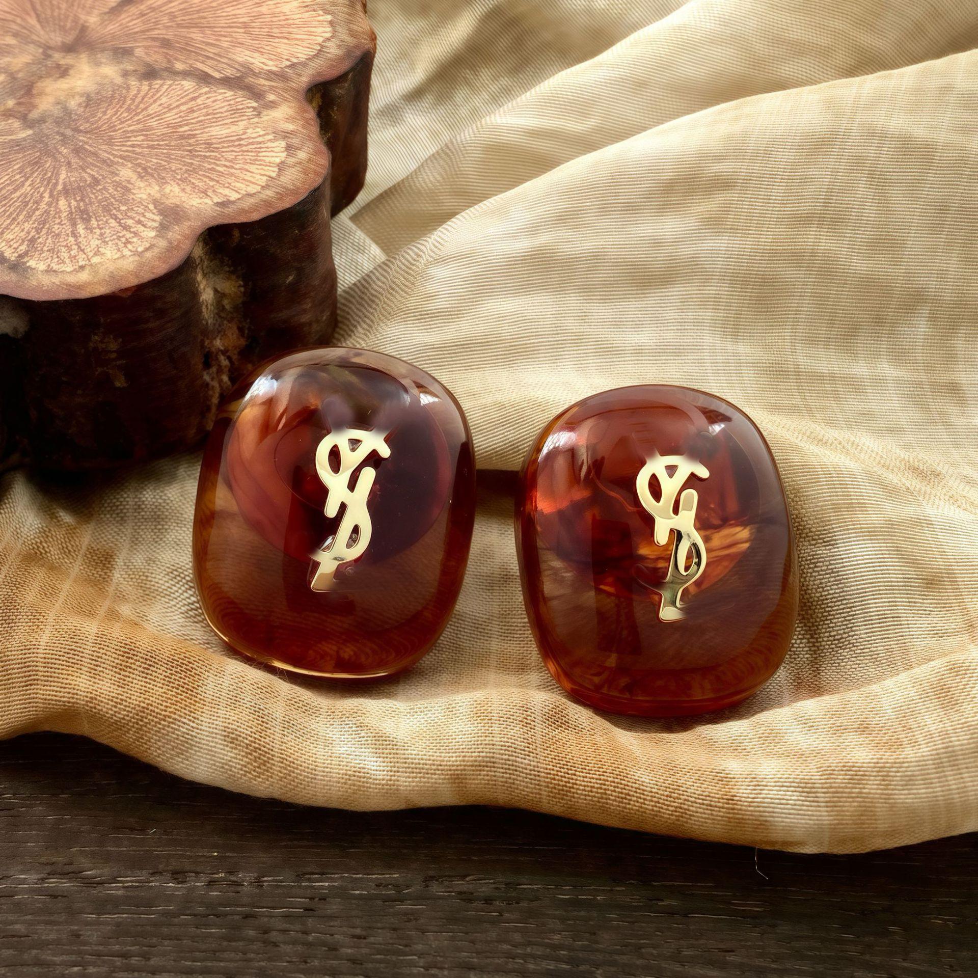 

Retro Deep Brown Heart Diamond Earrings: Light Luxury & Elegant Design