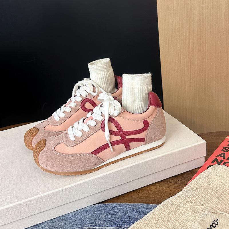 Su Yinyin hat den gleichen Stil von deutschen Trainingsschuhen. Im Frühjahr 2025 werden die neuen Modelle die Höhe erhöhen. Lässige und dünne Sport- und Ligh