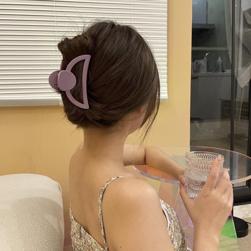 Versatile Cream Claw Hair Clip: Sweet Spring Accessory for Girls and Updos