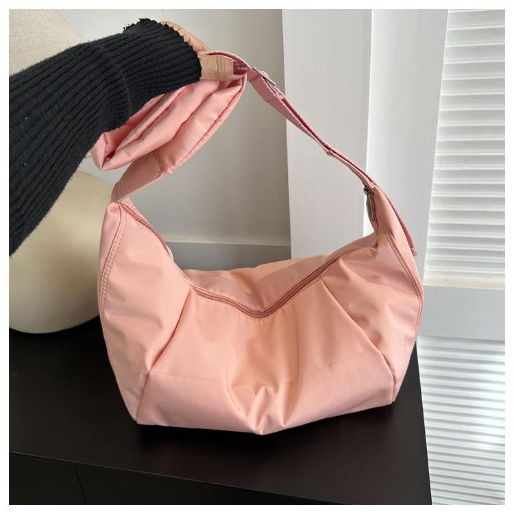 

Повседневная сумка большой вместимости с широким плечевым ремнем из ткани Оксфорд, дизайн в иностранном стиле 2025 года, плиссированная сумка-пельмень, сумка-мессенджер на одно плечо, женская