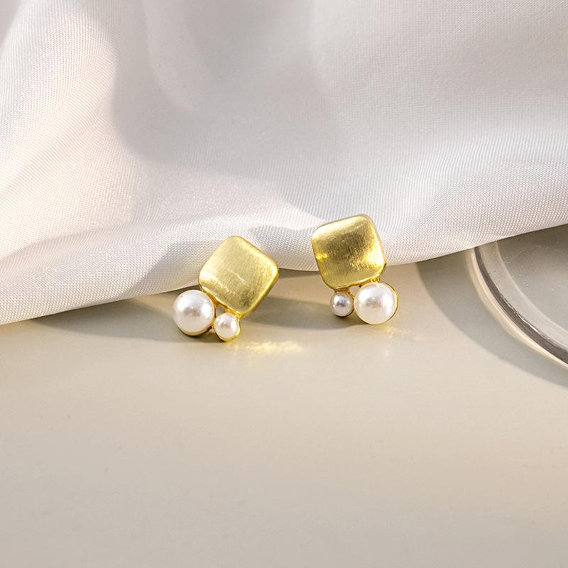 Vintage Geometric Earrings with Simple High-End Round Charm and Wire Drawing Metal, Perfect for Any Occasion