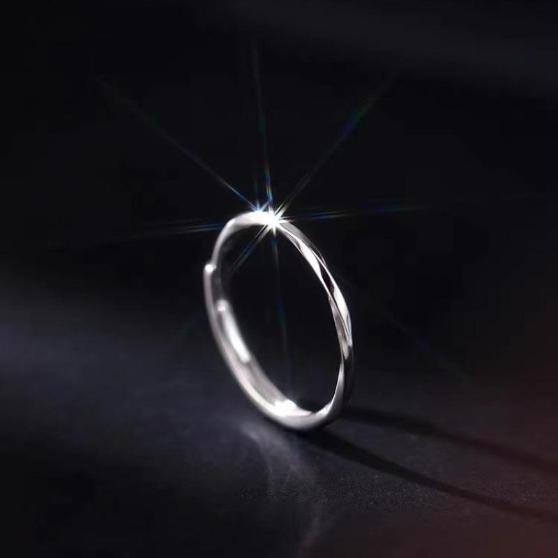 

Round Ring with A Simple Design - A Stylish and Minimalist Finger Ring That Suits Various Occasions and Is A Versatile Accessory.