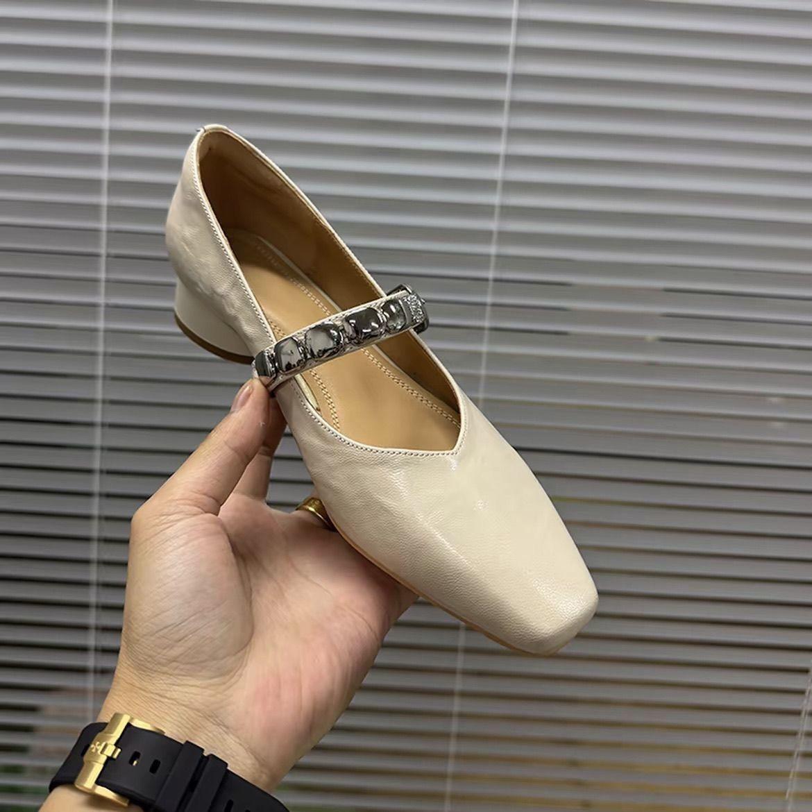 

Soft leather square heel Mary Jane women s shoes 2025 summer and autumn new French temperament metal one-word buckle soft sole shallow mouth 40 бежевый