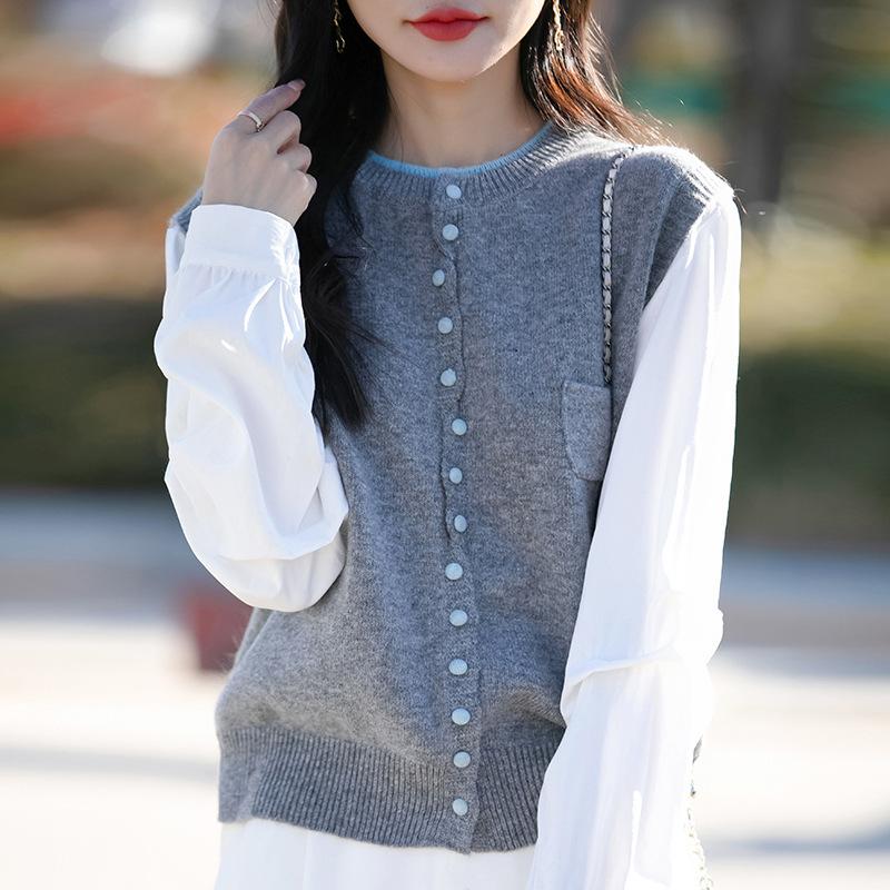 Den nya stickade koftan med rund hals för vår och höst kommer i två delar med en lös och mångsidig färgskala och en stark designkänsla.