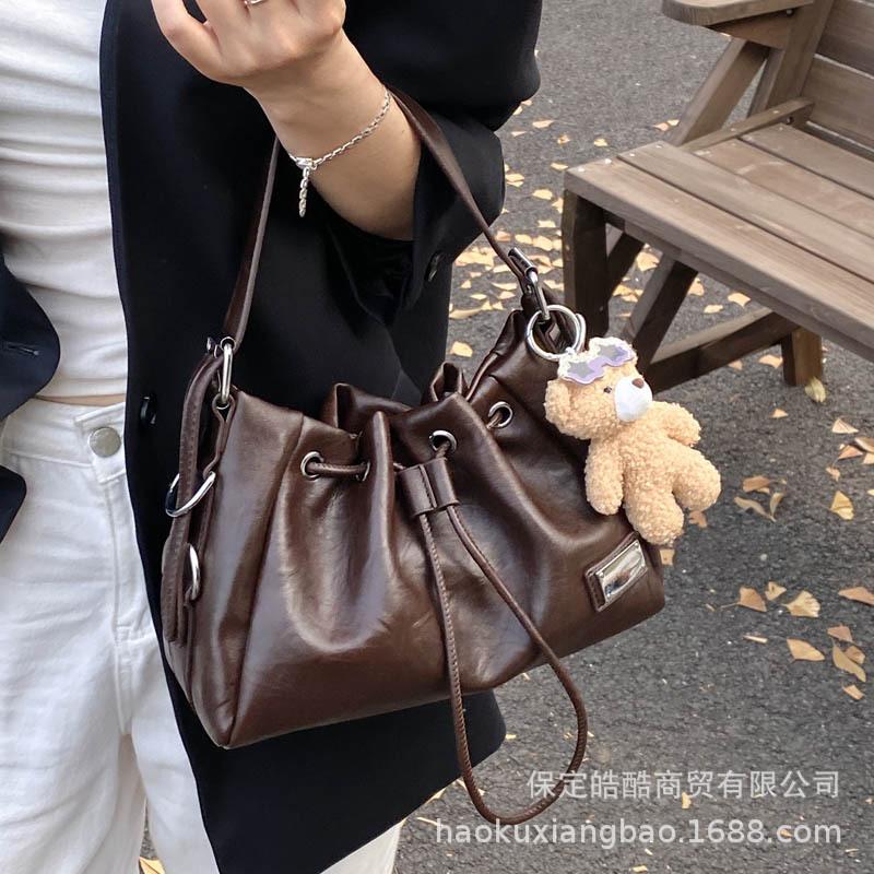Retro Bag Women's 2025 New Autumn and Winter Versatile Shoulder Messenger Bag Is Popular This Year, Portable Bucket Bag