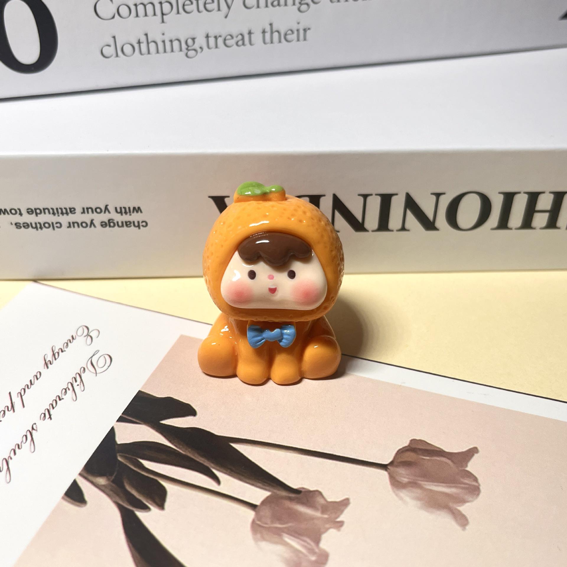 

Брелок ручной работы из смоляной смолы с яркими лакированными фруктовыми медвежатами.