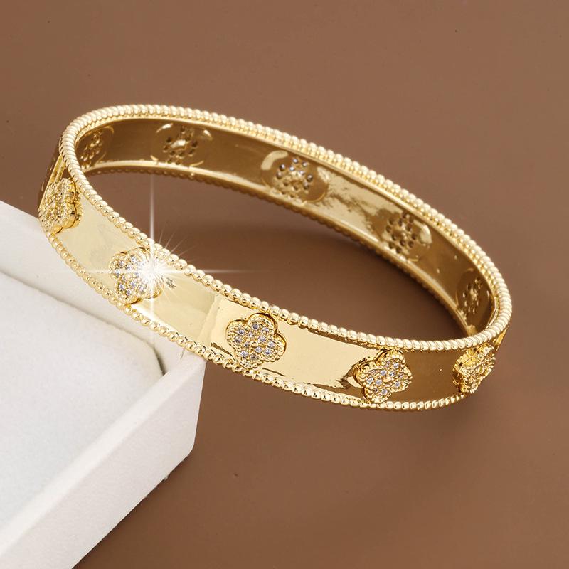 Elegant Four-Leaf Clover Copper Bracelet with Zirconia Inlay - Versatile & Fashionable Everyday Wear