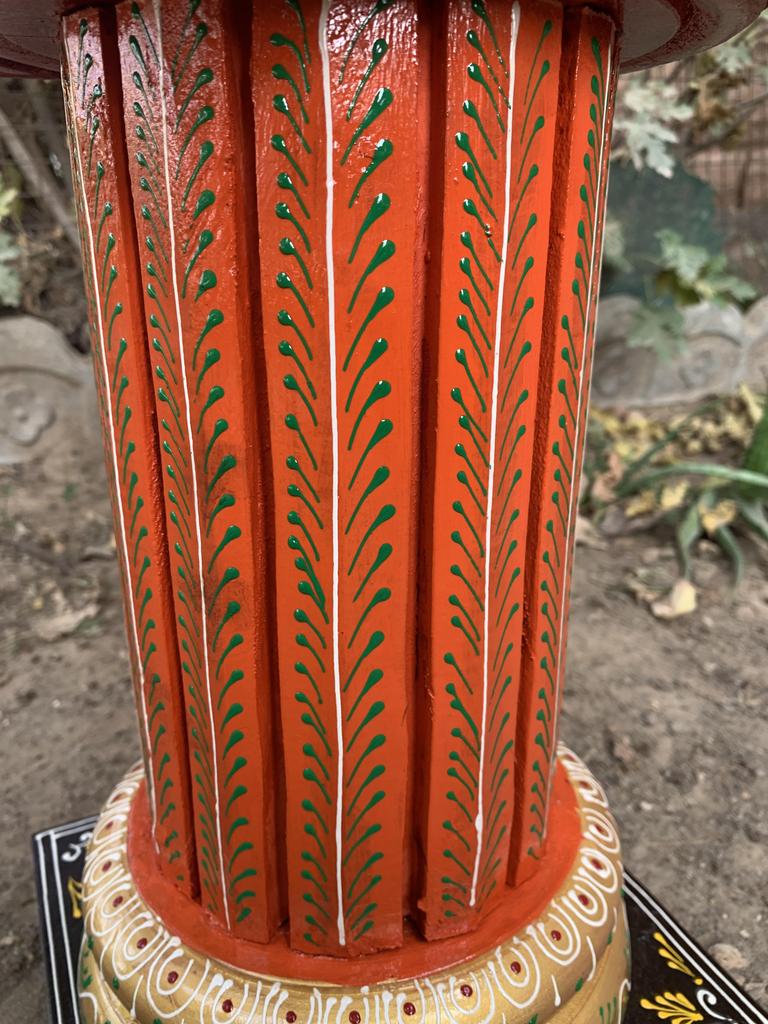 Handbemalte hölzerne Chowki Sockeltisch | Indischer Volkskunst Statuenständer