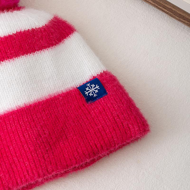 New Style Snow Label Beanie Hat Color Blocked Style Plush Fur Lined Pompoms Warm Winter Hat Fashion Y2k Beanie For Woman Girl