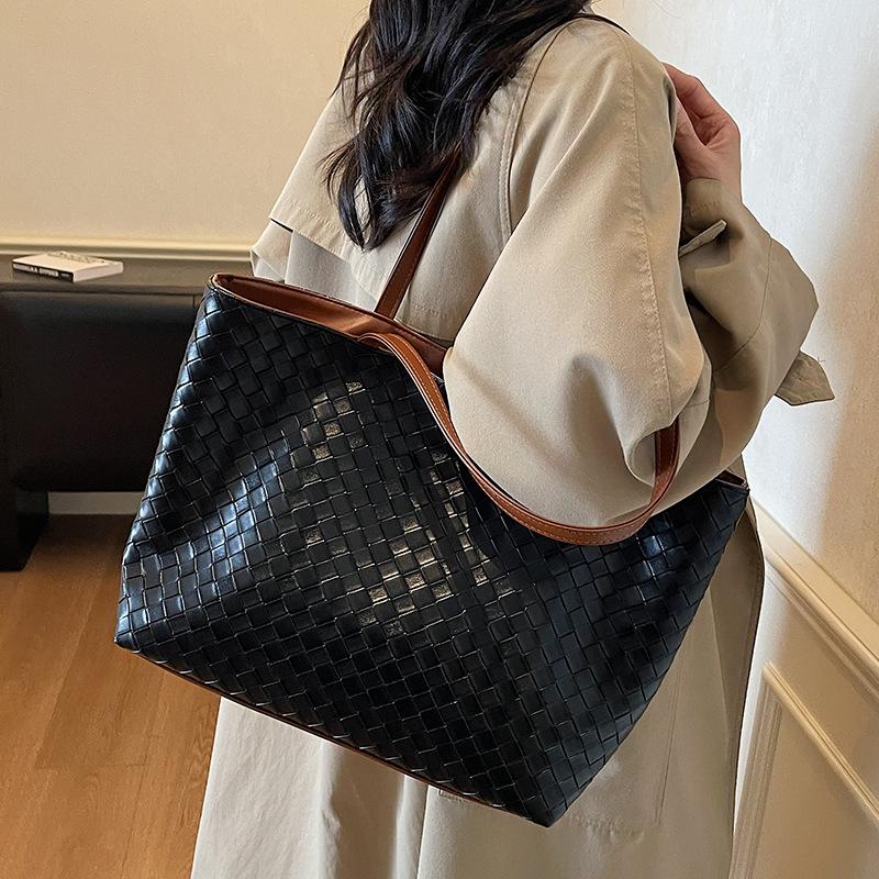 Large capacity bag women's bag new fashion versatile shoulder bag commuter woven tote bag autumn and winter big bag