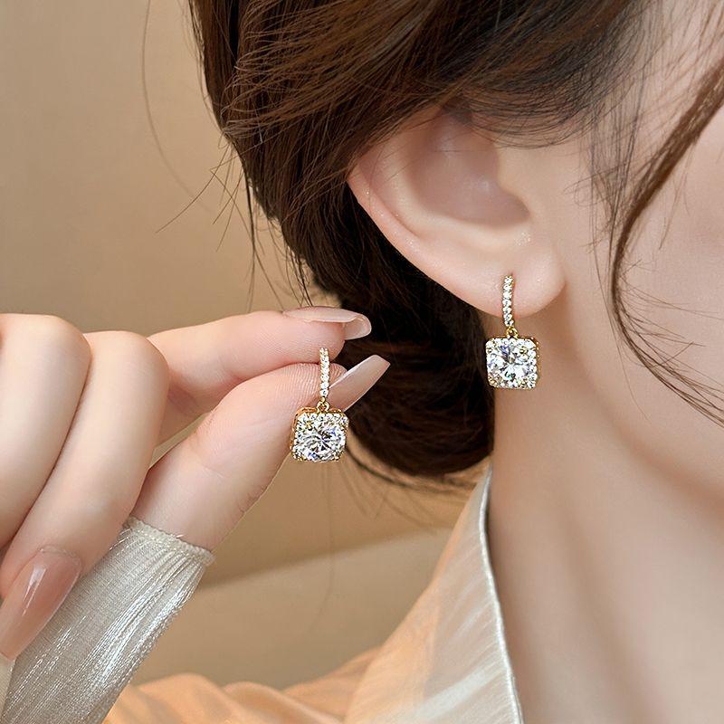 

Серьги-пусеты с микроинкрустацией сахаром для женщин элегантные уникальные нишевые циркон Micro-sugar-inlaid zircon