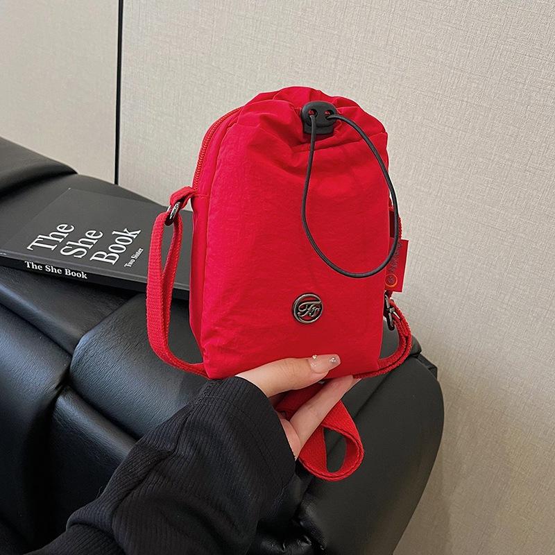 Niche design casual simple texture fashionable bucket bag 2025 summer new foreign style women's shoulder messenger bag