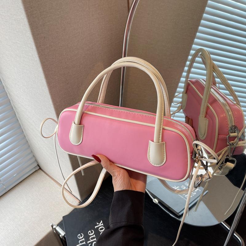 Nischdesignväska dam ny mode mångsidig axelremsväska high-end känsla kontrastfärg bärbar baguetteväska