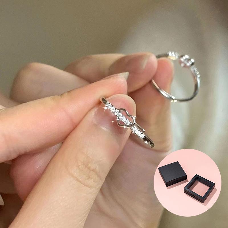 Damen Verstellbarer Liebes Zirkon Ring: Schlichtes hohles Herzdesign mit Diamantakzenten, ideal für den Zeigefinger einer modebewussten Freundin.