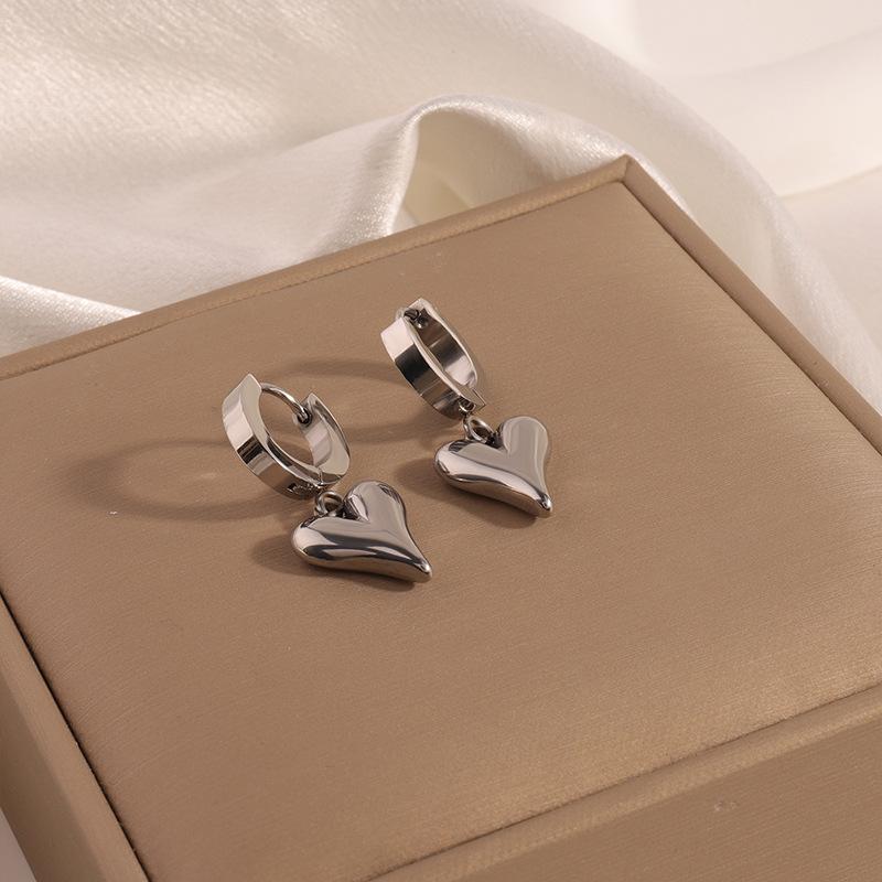 

Серьги из титановой стали - Роскошные серьги для женщин, Модный и нишевый дизайн, Серьги-кисточки в форме сердца в качестве украшения. Steel-colored heart