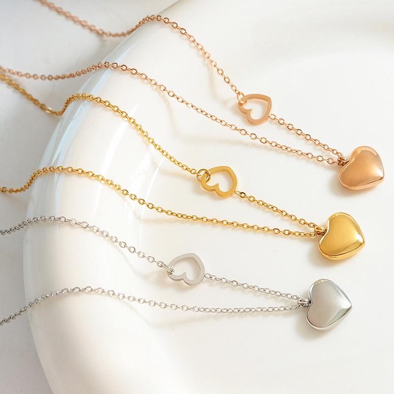 Blogger Jewelry Mini náhrdelník lásky s dvojitým broskyňovým srdcom, retiazka kľúčnej kosti z 18K zlata pokovovaná titánovou oceľou P221