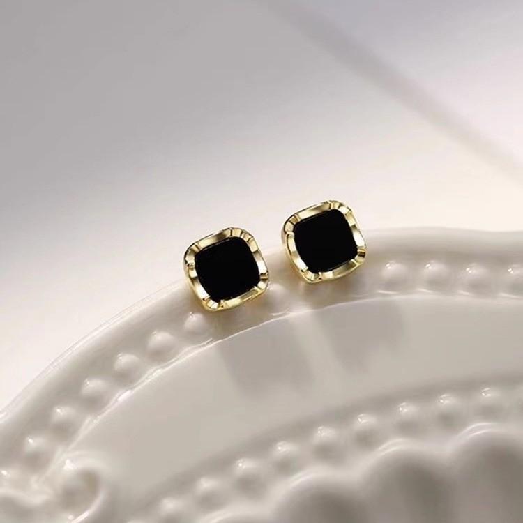 Light Luxury Black Square Mini Stud Earrings Women'S Simple Fashion Exquisite Earrings Small Temperament High Sense Earrings