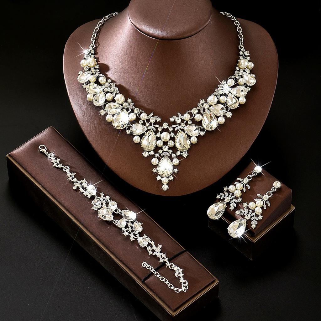 Heavy Industry Super Flash Green Rhinestone Necklace Female Court Style Personality Temperament Dinner Dress Collarbone Chain Earrings 2026