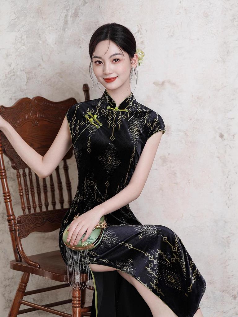 Elegant Women's Black Velvet Short-Sleeve Qipao - Youthful Autumn 2025 Style