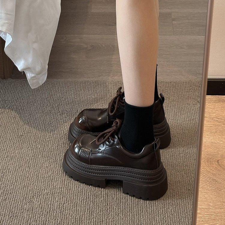 Höhenverstärkende Plateauschuhe mit großem Kopf, kleine Lederschuhe für Damen, Frühling und Herbst 2025, Winter, neue Schnür-Slipper im britischen Stil