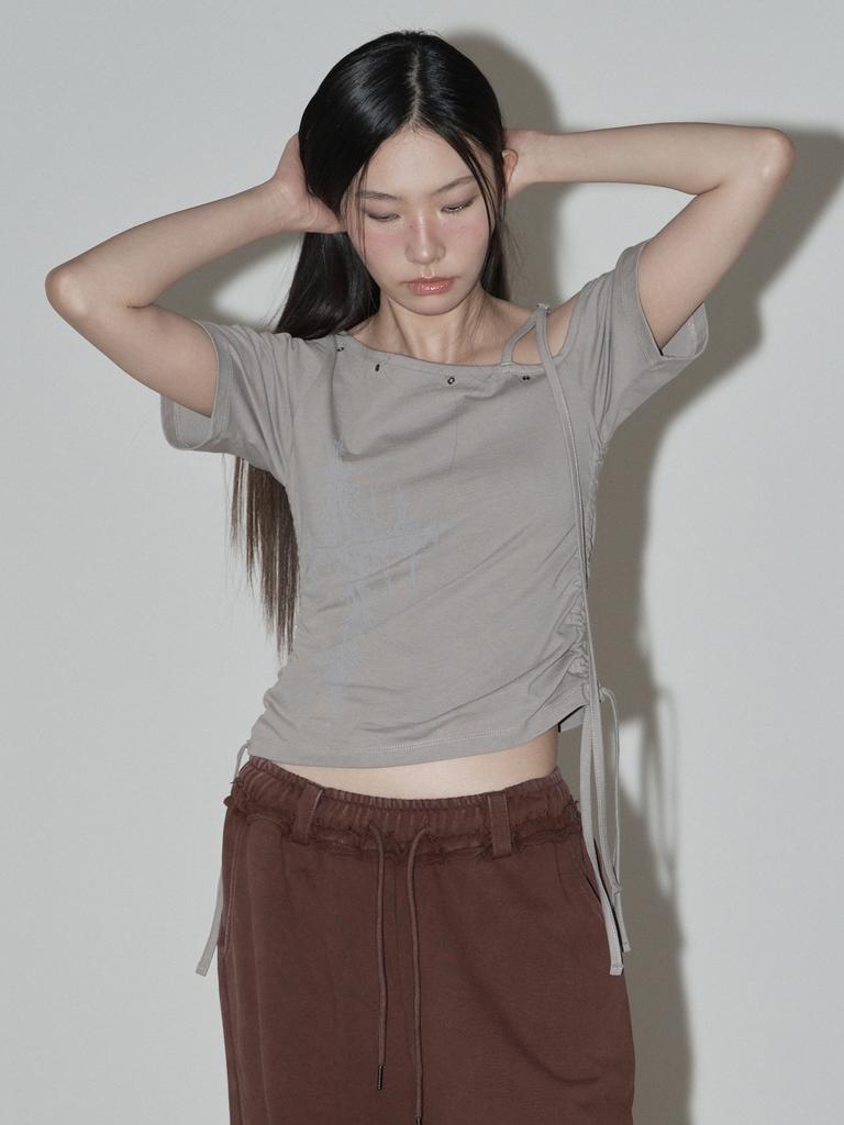 SWAYGLOW Eyelet Strap Off-Shoulder T-Shirt (Be)