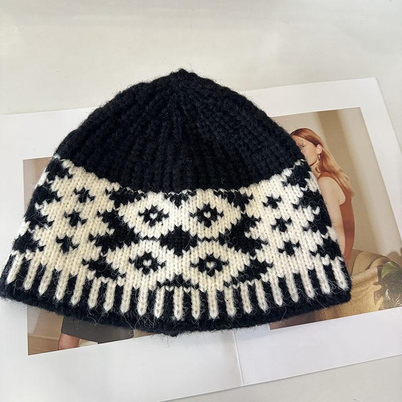 Retro headgear women's autumn and winter niche color matching big head circumference knitted hat warm and fashionable white wool hat