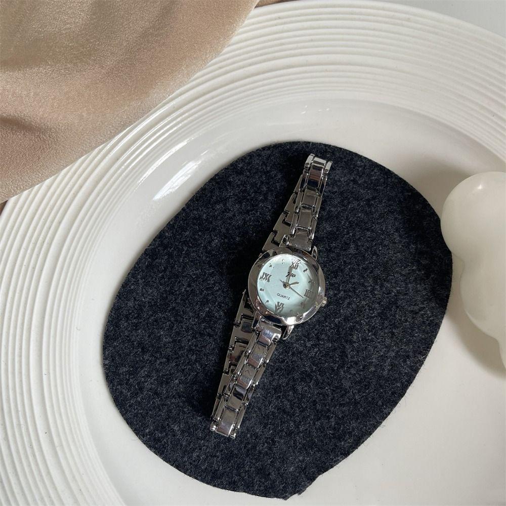 Exquisite Women Watch Light Luxury Quartz Wristwatch Fashionable Golden Wrist Watch Casual Wear