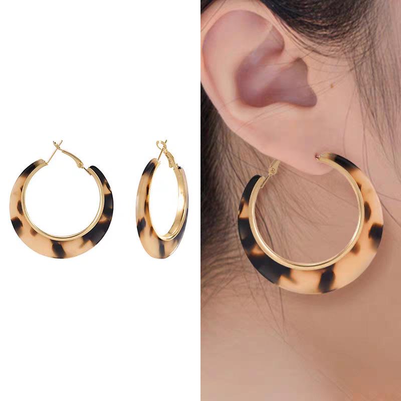 

2024 Retro Leopard Print Ear Cuffs: Exaggerated High-End Fashion Earrings for Women