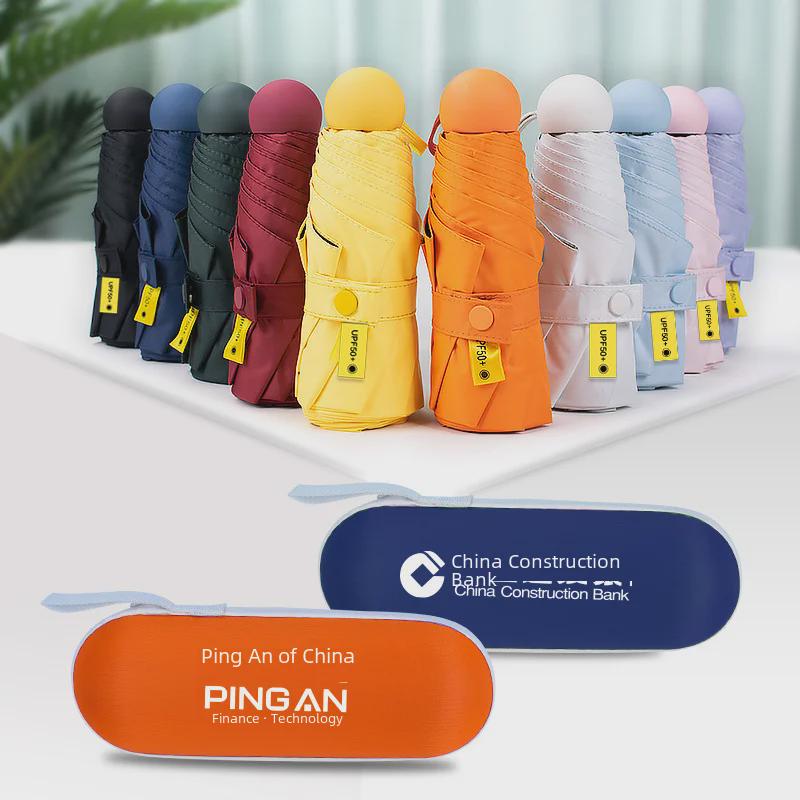 50 % rabatt på svart kapselparaply i lommeformat - Seks-skjerms sammenleggbar for sol og regn