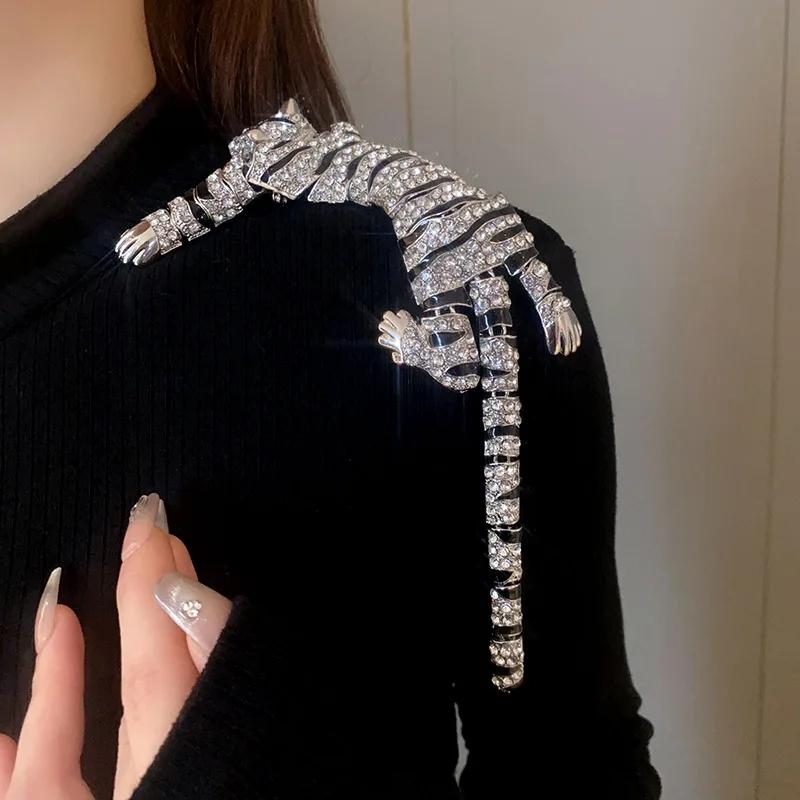 New Vintage Hyperbole Rhinestones Large Tiger Leopard Shoulder Decor Brooches Men Women Unique Design Party Jewelry Accessory
