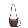 Sac à Bandoulière Minimaliste en Cuir avec Fermeture à Cordon de Serrage et Rabat Parfait pour un Usage Quotidien et un Style Décontracté