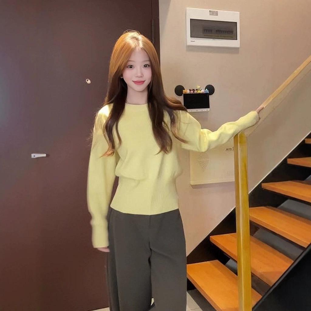French Style Knit Base Layer: Women's Lightly Cinched Waist, Round Neck, Long Sleeve Sweater for Early Autumn 2026.