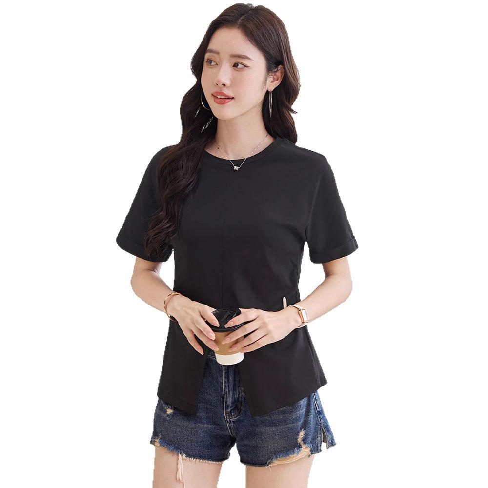 Tricou de damă cu mânecă scurtă din bumbac mercerizat în stil coreean, cu mâneci suflecate și șliț lateral.