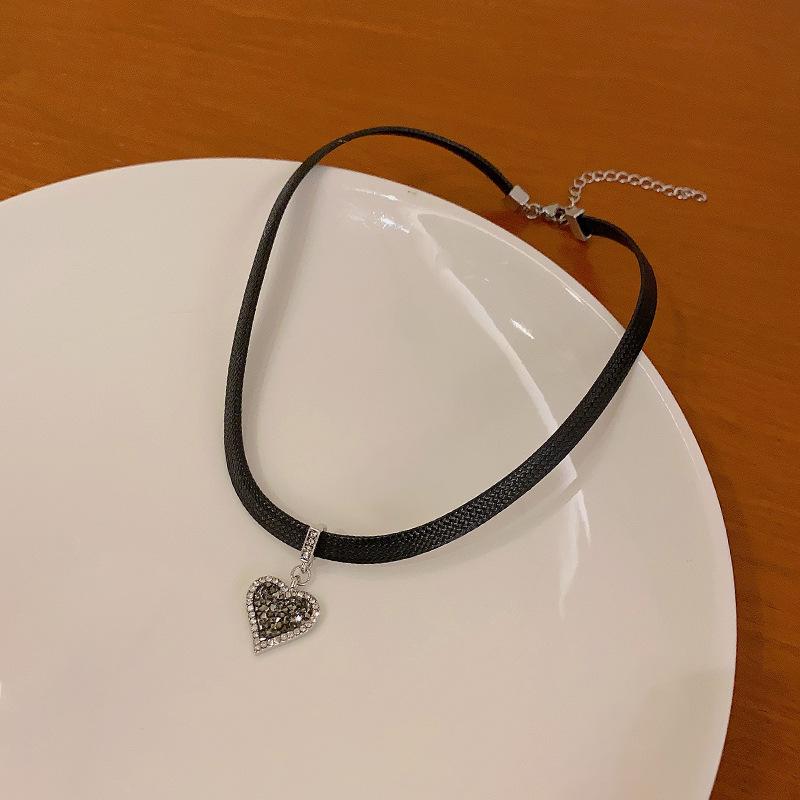 Classic Gothic Black Leather Choker Torques Heart Pendant Necklaces For Women Elegent Fashion Jewelry Valentine's Gifts