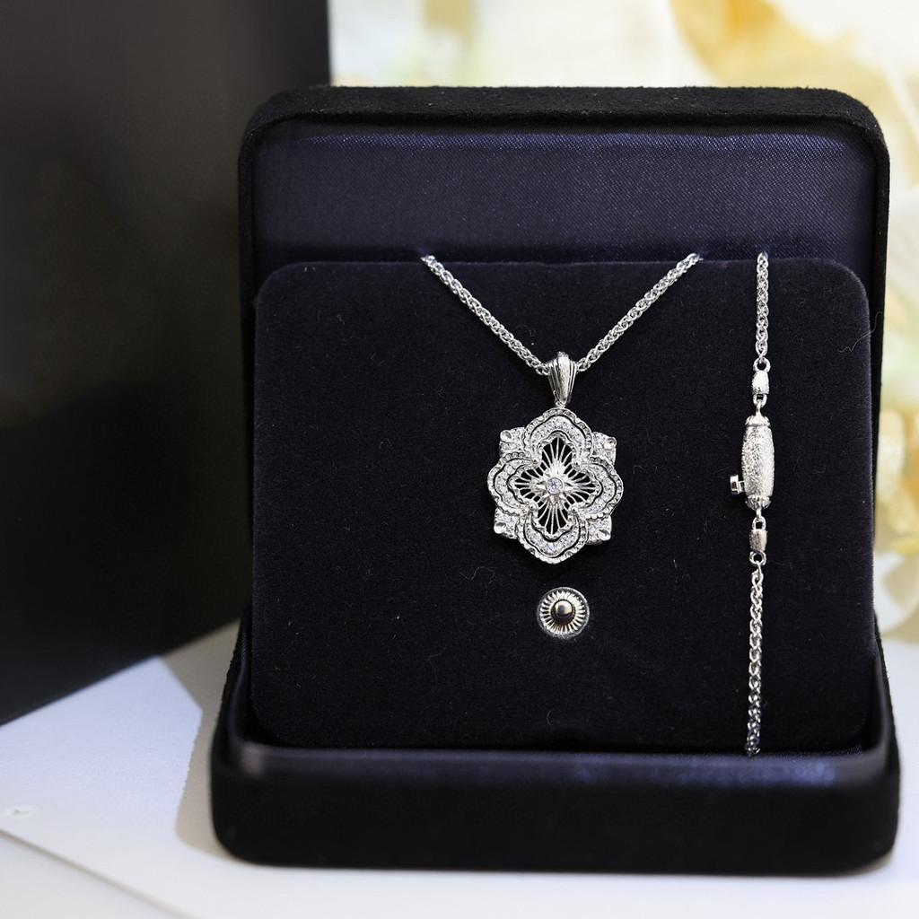 

Ювелирный бренд высокого класса, винтажный дворцовый стиль, двухсторонняя подвеска в виде инкрустованного бриллиантами матового четырехлистника, с толстым золотым гальваническим покрытием 18 карат