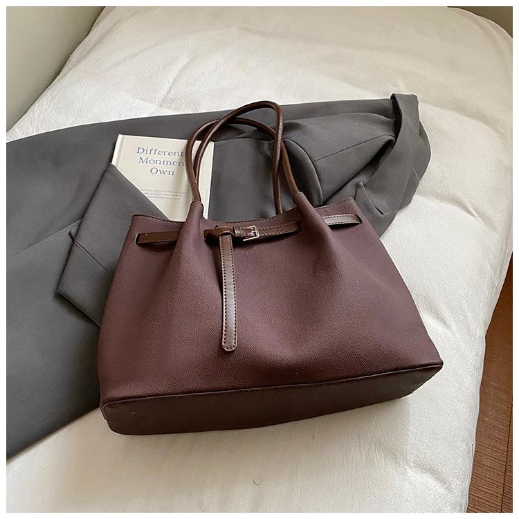 

Retro high-value underarm bag women s 2025 autumn new large-capacity tote bag simple shoulder commuter bag