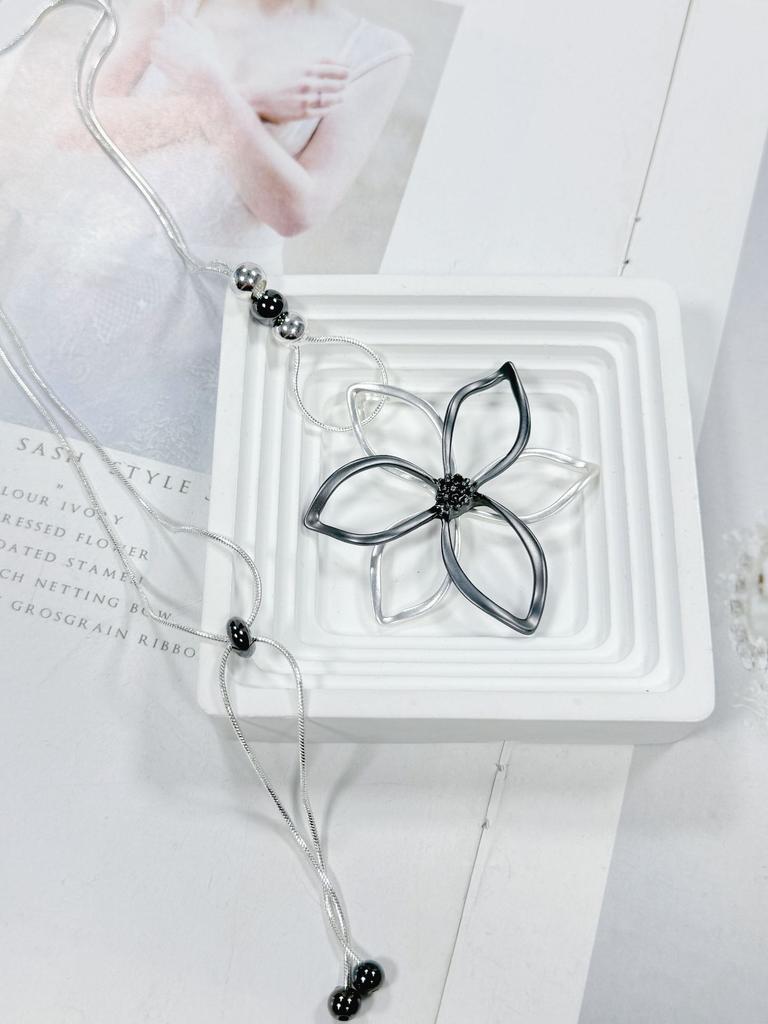 Simple And High-End Big Flower Fashion Women'S Jewelry Long Chain Necklace Pendant Sweater Chain