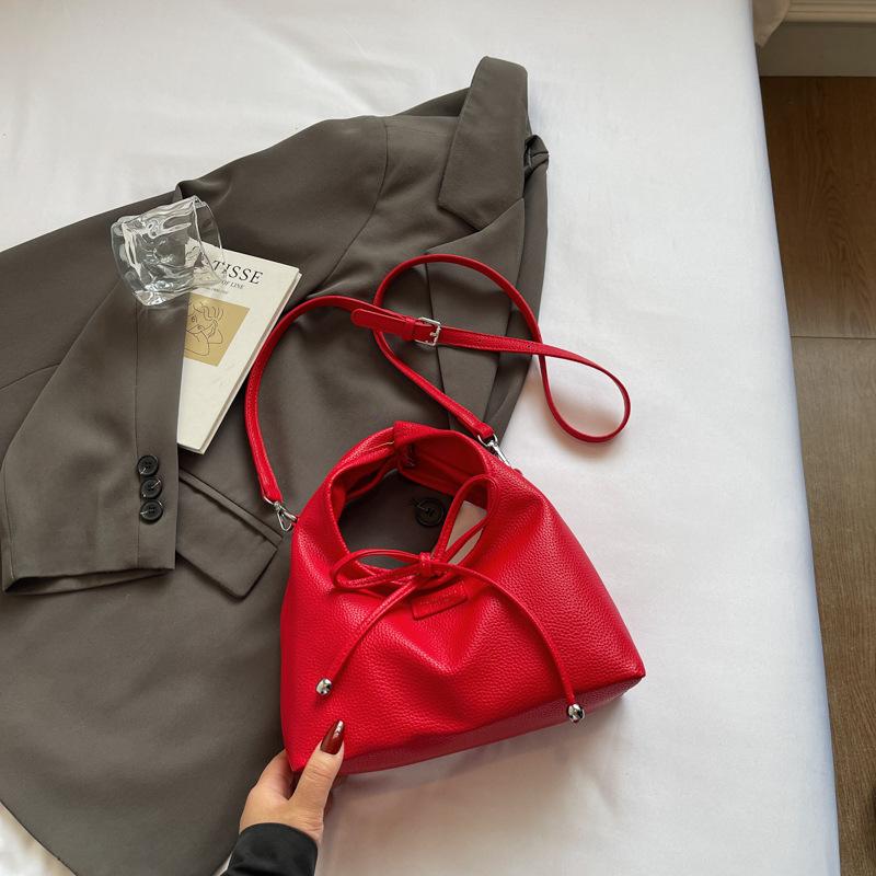 

Весна и лето 2025 года новая корейская нишевая сумка на запястье женская сумка-пельмень из молочного теста модная вместительная сумка через плечо красный