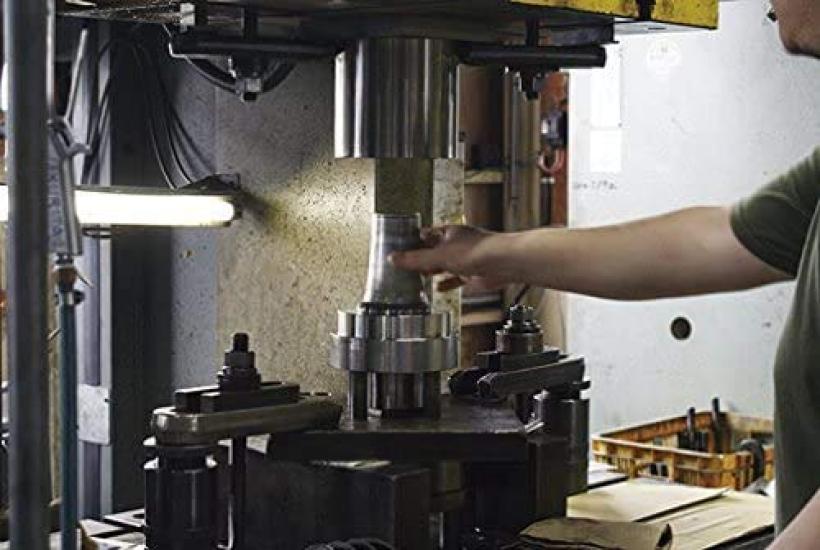 Ein Edelstahlbecher, der nicht nur ist, sondern mit der Geschicklichkeit eines Meisters hergestellt wurde. Genießen Sie den ursprünglichen Geschmack Ihres Made in Japan mit geschickten