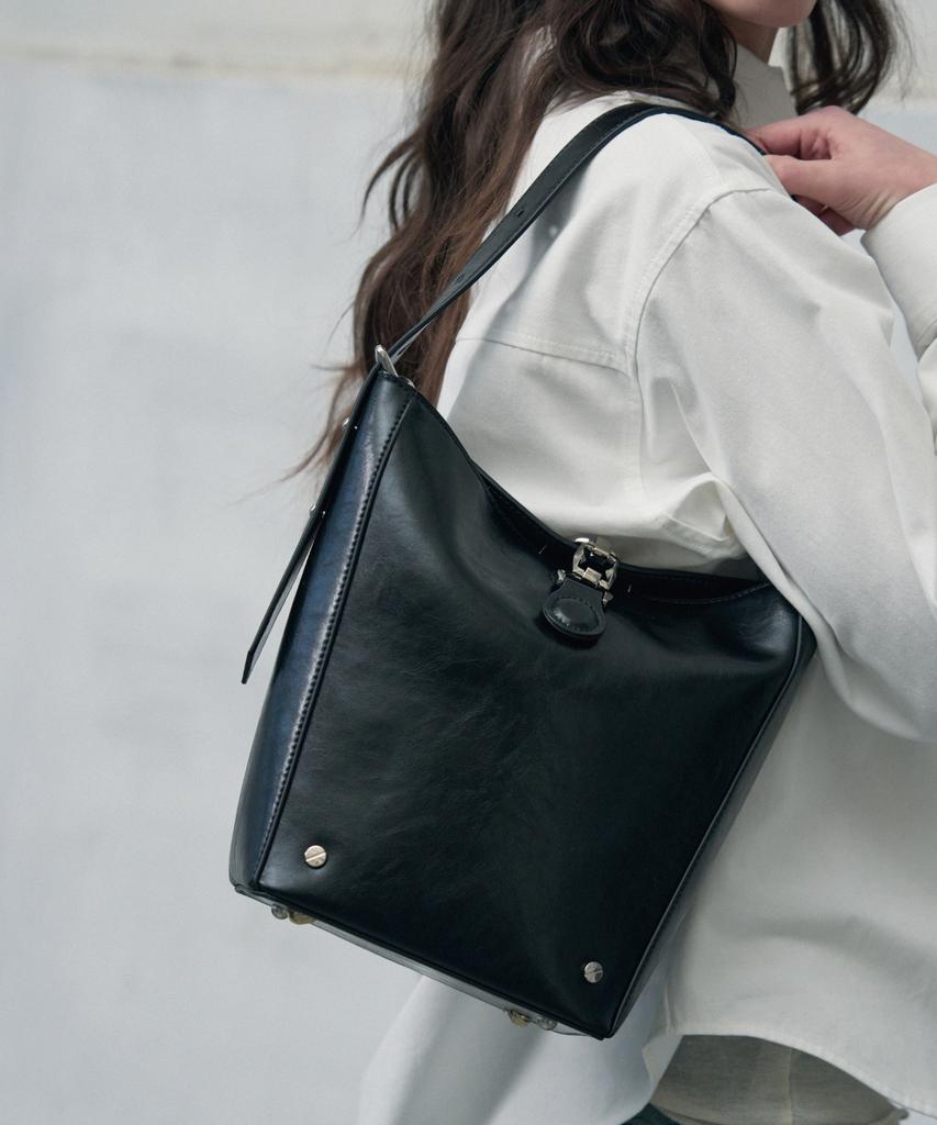 Leathery Vaulted Cow Leather Magnetic Bucket Bag [Black]