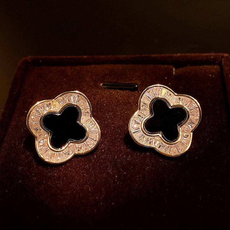 

Elegant Four-Leaf Clover Cubic Zirconia Stud Earrings - Stylish and Sophisticated Design 925 Silver Pin білий