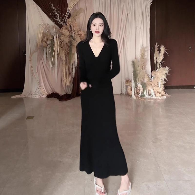 [] Rich Family Daughter Senior Sense Wear Long-sleeved V-neck White Knitted Dress Women's Autumn