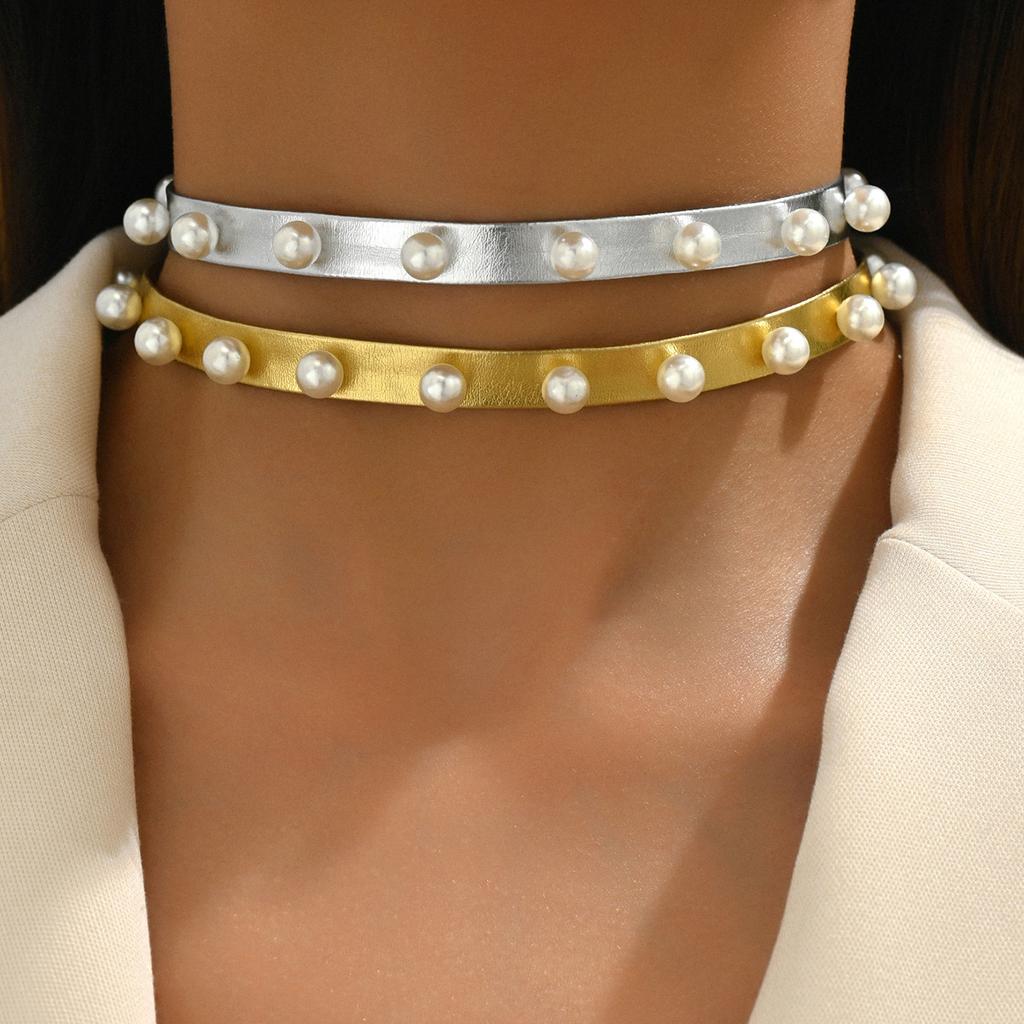 Fashion light luxury temperament simple and elegant inlaid pearl collar niche design clavicle chain necklace